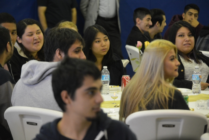 Alum,ni event with students and alums sitting around a table